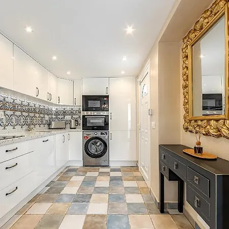 Luxury Two-bedroom Four Seasons Apartment